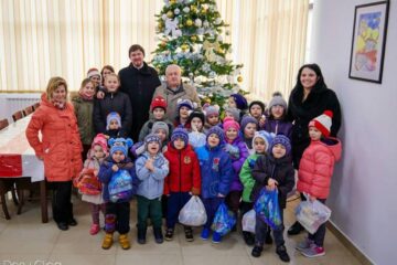 Cadouri cu dulci oferite de administrația rădăuțeană copiilor din municipiu