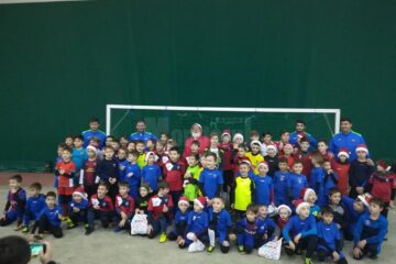 Copiii legitimați la clubul de fotbal ACS Luceafărul 2012 Suceava s-au întâlnit, miercuri, cu Moș Crăciun