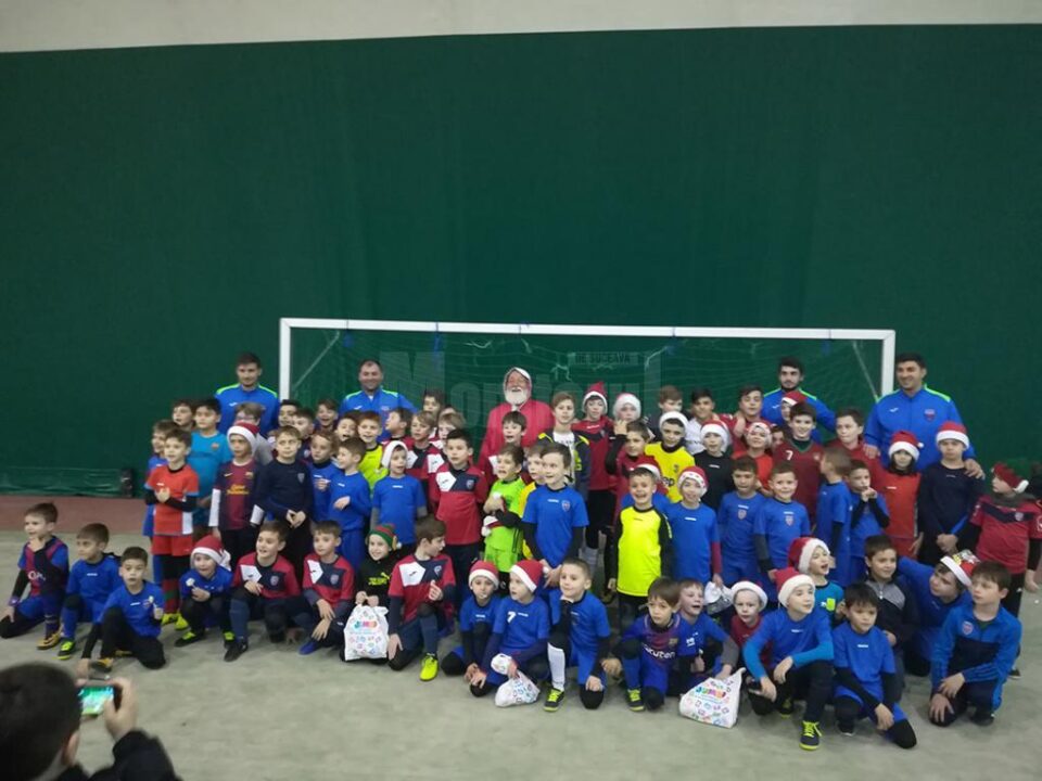 Copiii legitimați la clubul de fotbal ACS Luceafărul 2012 Suceava s-au întâlnit, miercuri, cu Moș Crăciun Copiii legitimați la clubul de fotbal ACS Luceafărul 2012 Suceava s-au întâlnit, miercuri, cu Moș Crăciun