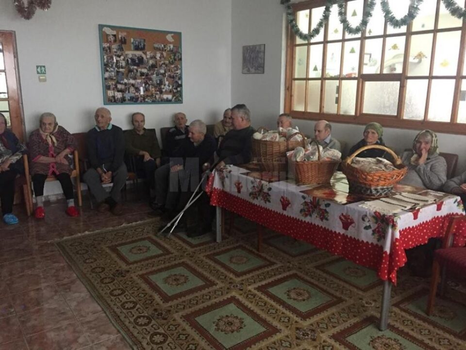 Bătrânii de la Căminul „Victor” din Ilișești, colindați de elevii Școlii Ciprian Porumbescu