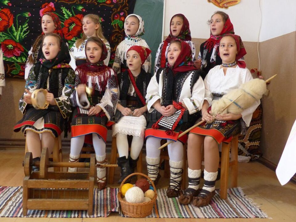 Harnicele fete, însoțite de cântece și poezii, dar și de furcă și sucală