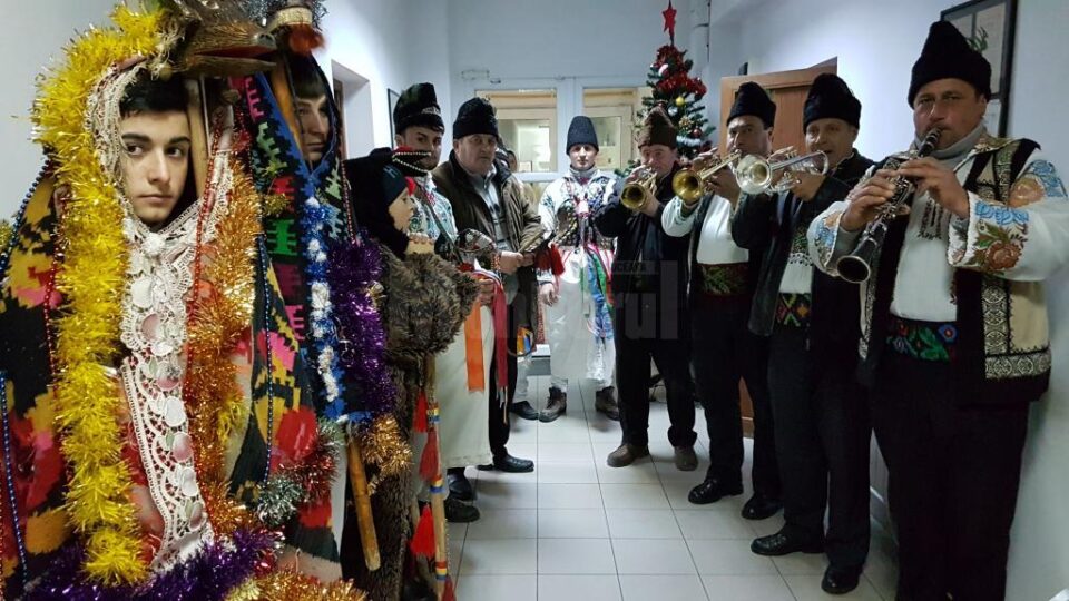Tradițiile sărbătorilor de iarnă, cu Formația lui Cucoș din Fântânele