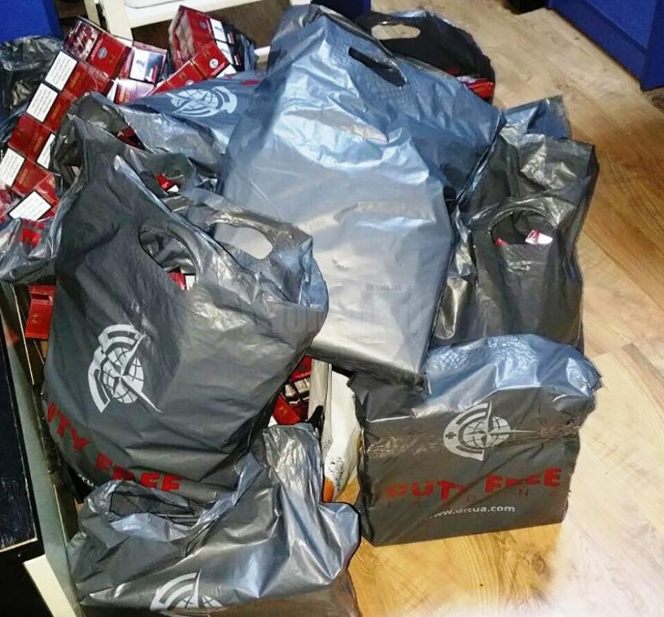 Țigările de contrabandă, în valoare de aproximativ 18.500 lei, au fost ridicate în vederea continuării cercetărilor