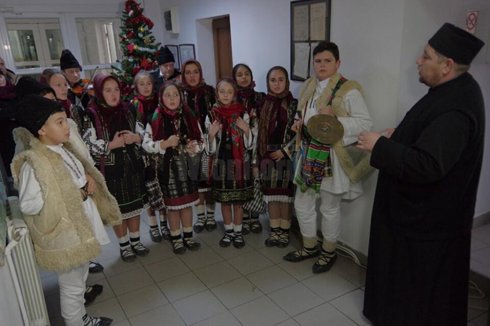 Un grup de elevi de la Liceul Tehnologic Cajvana a colindat ieri redacția Monitorului de Suceava Un grup de elevi de la Liceul Tehnologic Cajvana a colindat ieri redacția Monitorului de Suceava