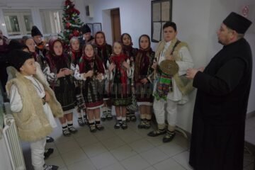Un grup de elevi de la Liceul Tehnologic Cajvana a colindat ieri redacția Monitorului de Suceava