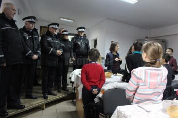 Poliția Locală Suceava a împărțit cadouri de Crăciun pentru zeci de copii nevoiași