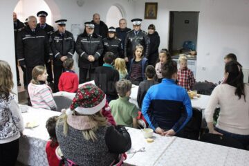 Poliția Locală Suceava a împărțit cadouri de Crăciun pentru zeci de copii nevoiași