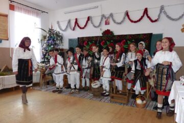 Învățătoarea Violeta Breabăn împreună cu copiii clasei a IV-a A, în timpul urăturii