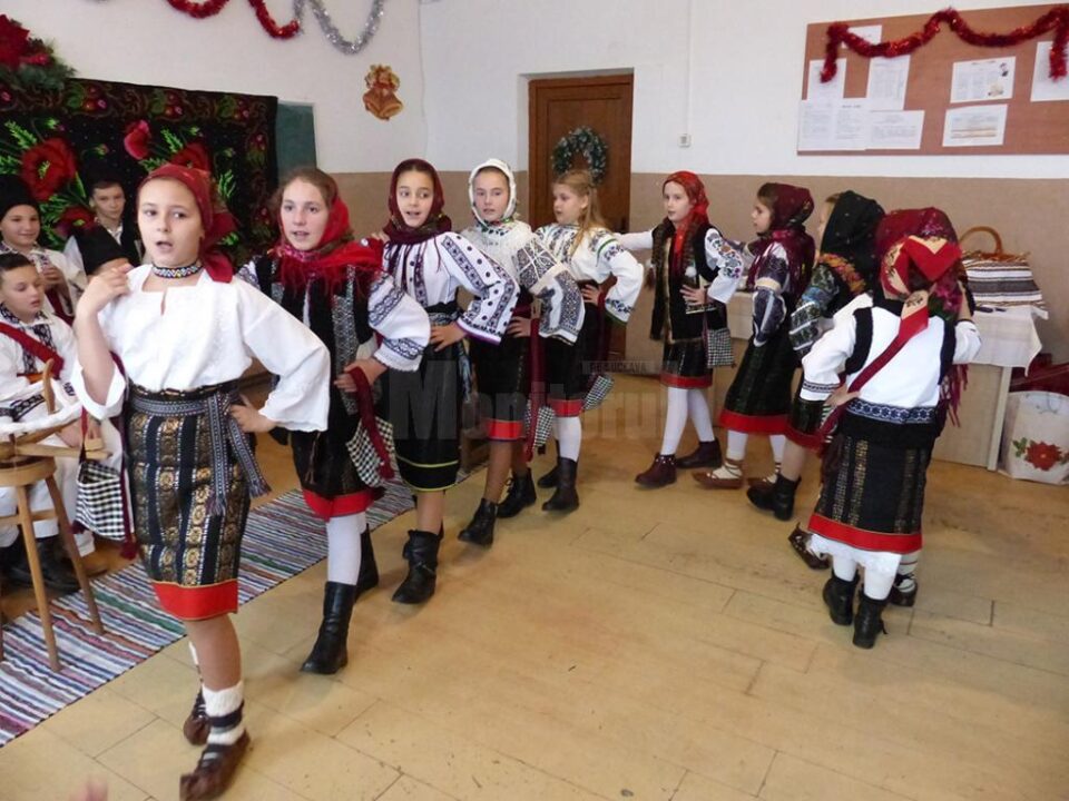 Șezătoare populară la serbarea de Crăciun a copiilor din Vicovu de Jos