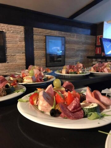 Peste 300 de persoane au sărbătorit redeschiderea Restaurantului Padrino, în acordurile muzicii