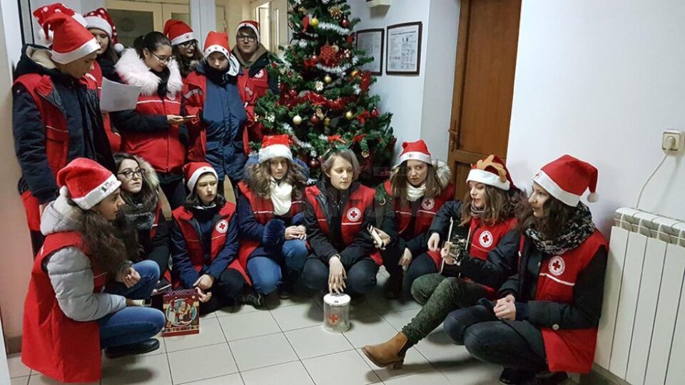 Voluntari de la Crucea Roșie, cu colinda la Monitorul de Suceava