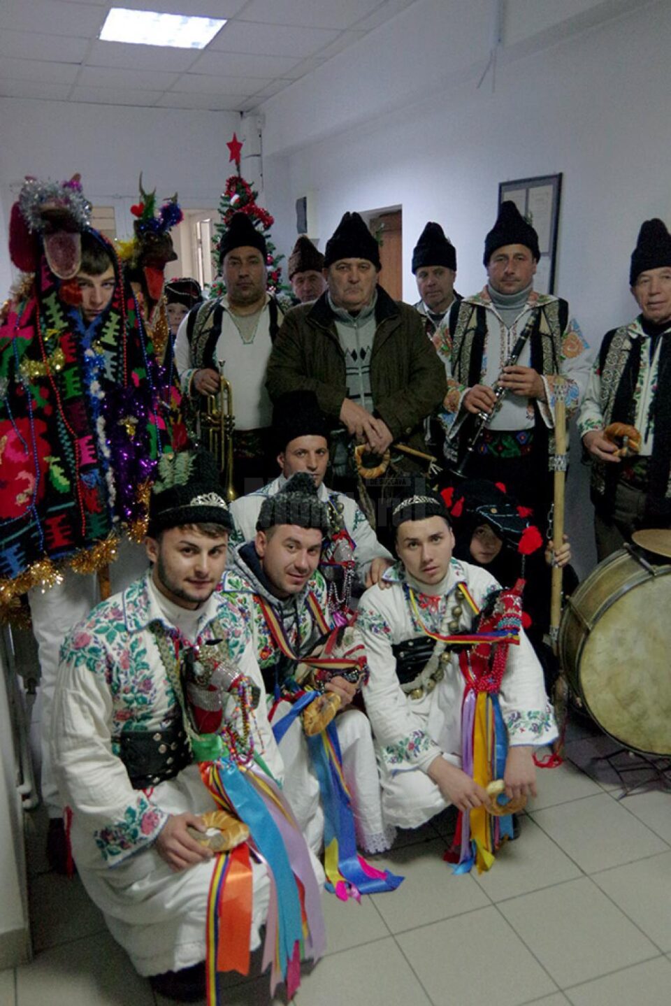 Formația lui Cucoș, din Fântânele, cu colinda la Monitorul de Suceava