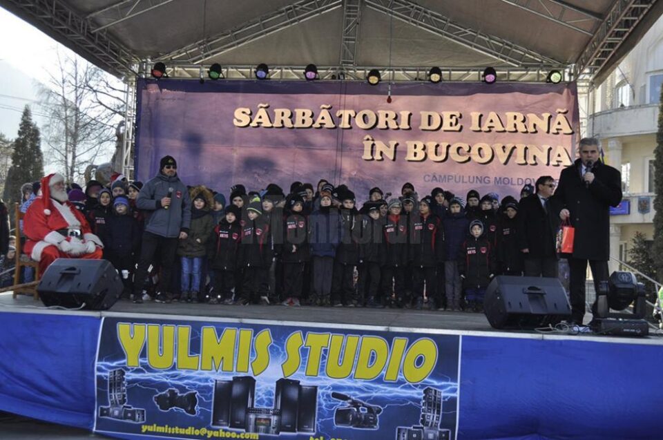 Primarul Mihăiță Negură l-a ajutat pe Moș Crăciun să împartă cadourile copiilor