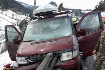 Microbuzul a intrat în parapet pe DN 17, la Valea Putnei