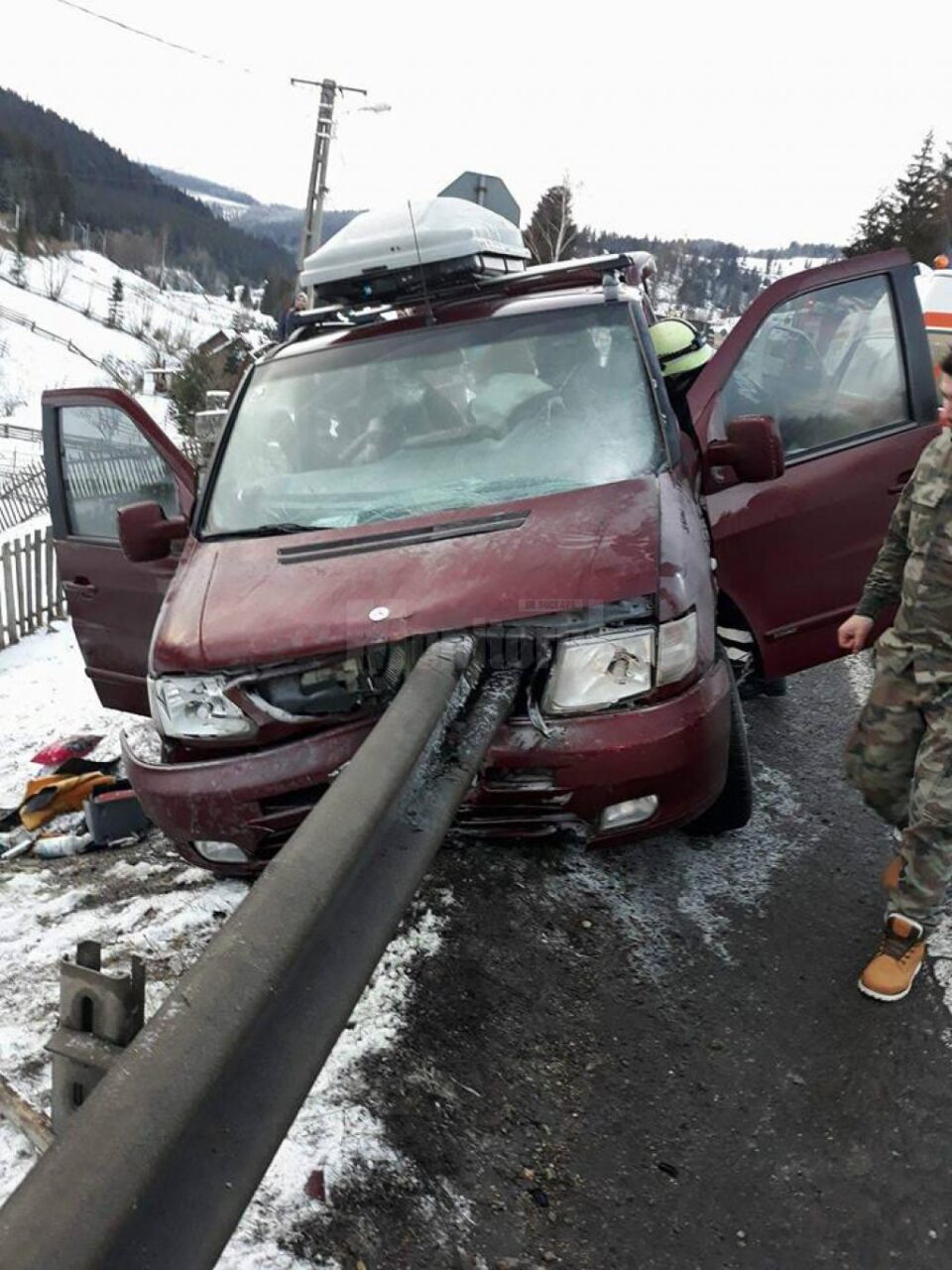 Microbuzul a intrat în parapet pe DN 17, la Valea Putnei