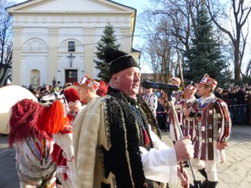 Mii de suceveni au urmărit parada obiceiurilor de iarnă de la Suceava