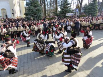 Mii de suceveni au urmărit parada obiceiurilor de iarnă de la Suceava