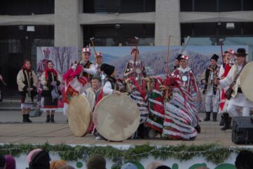 Mii de suceveni au urmărit parada obiceiurilor de iarnă de la Suceava
