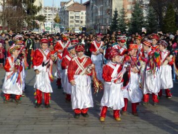 Mii de suceveni au urmărit parada obiceiurilor de iarnă de la Suceava