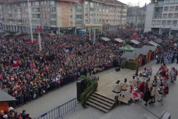 Mii de suceveni au urmărit parada obiceiurilor de iarnă de la Suceava