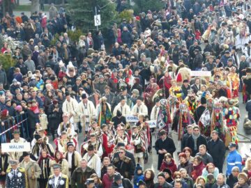 Mii de suceveni au urmărit parada obiceiurilor de iarnă de la Suceava