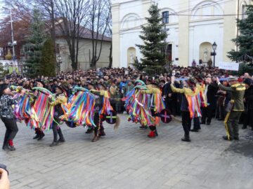 Mii de suceveni au urmărit parada obiceiurilor de iarnă de la Suceava