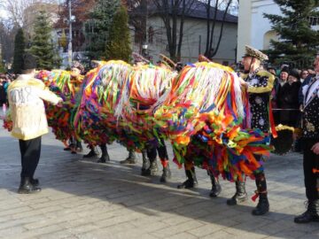 Mii de suceveni au urmărit parada obiceiurilor de iarnă de la Suceava