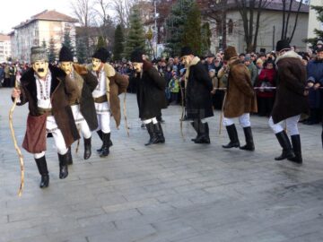 Mii de suceveni au urmărit parada obiceiurilor de iarnă de la Suceava
