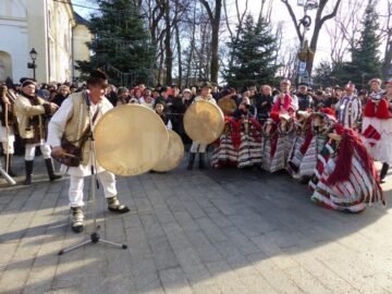 Mii de suceveni au urmărit parada obiceiurilor de iarnă de la Suceava