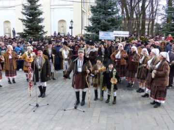 Mii de suceveni au urmărit parada obiceiurilor de iarnă de la Suceava