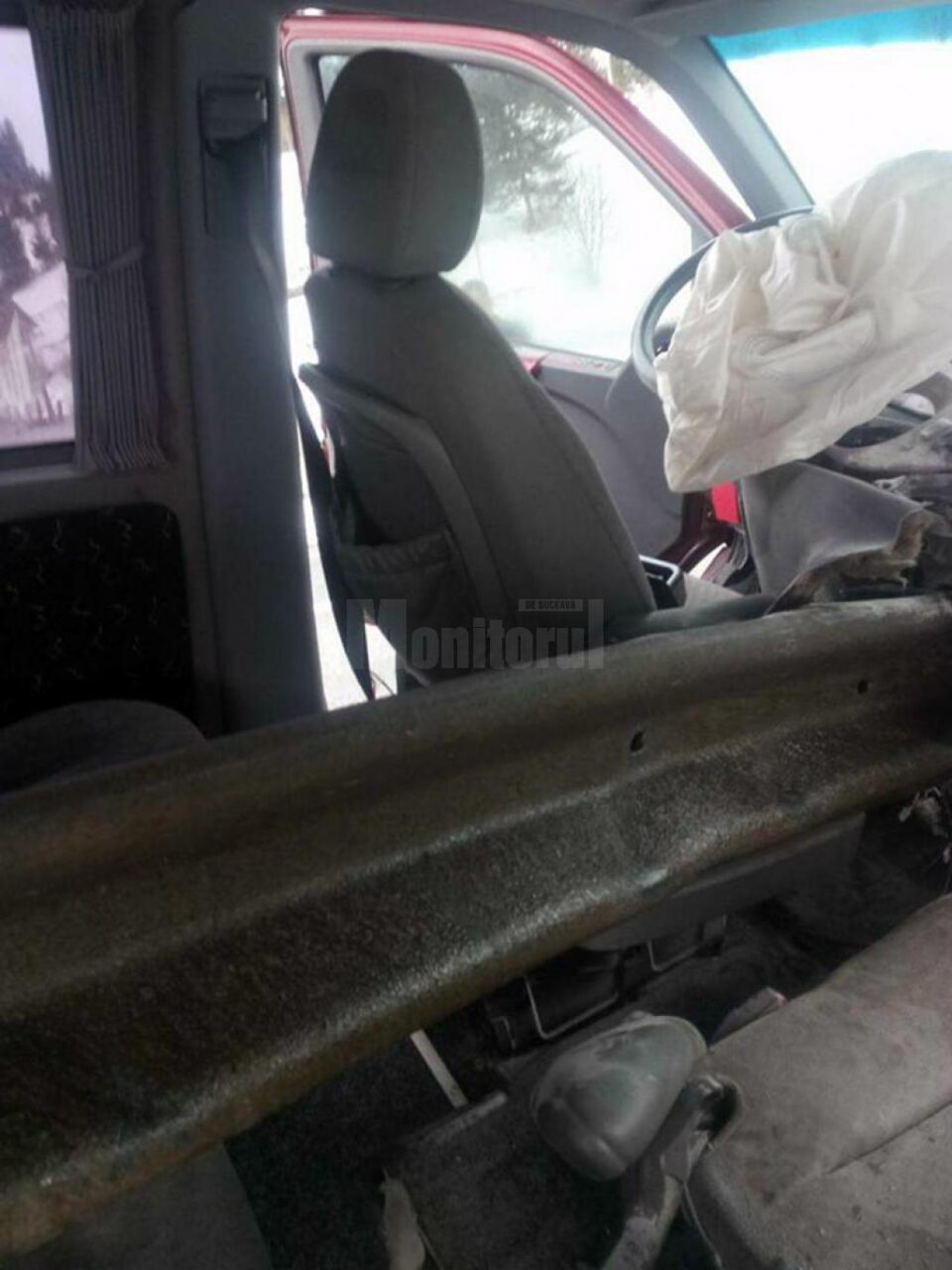 Au scăpat cu viață din microbuzul străpuns de la un capăt la altul de un parapet