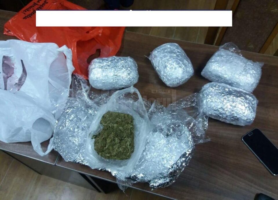 Pachete cu canabis ridicate la percheziții