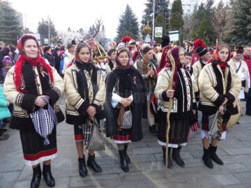 Câteva mii de spectatori au urmărit cea mai mare paradă a obiceiurilor de iarnă organizată la Suceava