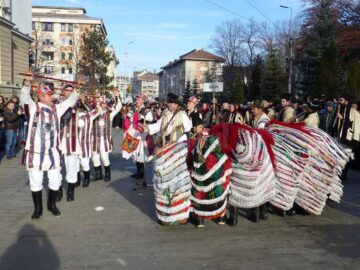 Câteva mii de spectatori au urmărit cea mai mare paradă a obiceiurilor de iarnă organizată la Suceava