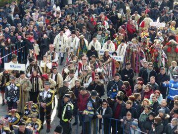 Câteva mii de spectatori au urmărit cea mai mare paradă a obiceiurilor de iarnă organizată la Suceava