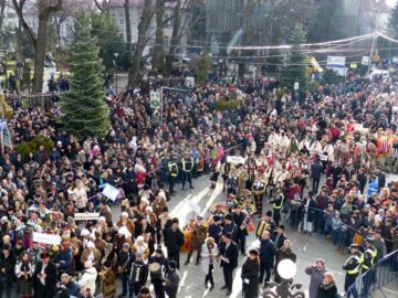 Câteva mii de spectatori au urmărit cea mai mare paradă a obiceiurilor de iarnă organizată la Suceava