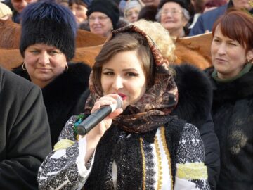 Câteva mii de spectatori au urmărit cea mai mare paradă a obiceiurilor de iarnă organizată la Suceava