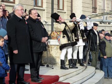 Câteva mii de spectatori au urmărit cea mai mare paradă a obiceiurilor de iarnă organizată la Suceava