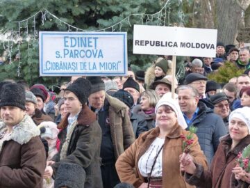 Câteva mii de spectatori au urmărit cea mai mare paradă a obiceiurilor de iarnă organizată la Suceava