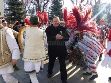 Câteva mii de spectatori au urmărit cea mai mare paradă a obiceiurilor de iarnă organizată la Suceava