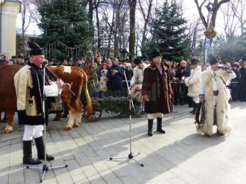 Câteva mii de spectatori au urmărit cea mai mare paradă a obiceiurilor de iarnă organizată la Suceava