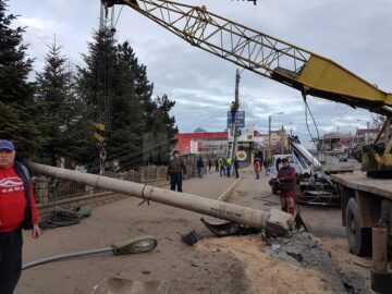 Stâlpul distrus în urma accidentului rutier, făcut bucăți și îndepărtat de pe carosabil