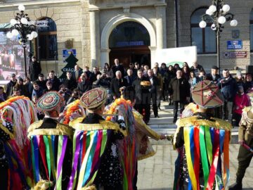 Câteva mii de spectatori au urmărit cea mai mare paradă a obiceiurilor de iarnă organizată la Suceava