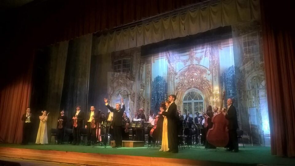 Muzicieni și balerini din Ucraina, aplaudați îndelung la Suceava