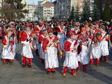 Câteva mii de spectatori au urmărit cea mai mare paradă a obiceiurilor de iarnă organizată la Suceava