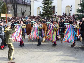 Câteva mii de spectatori au urmărit cea mai mare paradă a obiceiurilor de iarnă organizată la Suceava