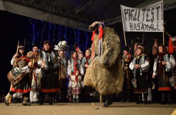 Spectacol extraordinar al măștilor și al obiceiurilor tradiționale, la Fălticeni