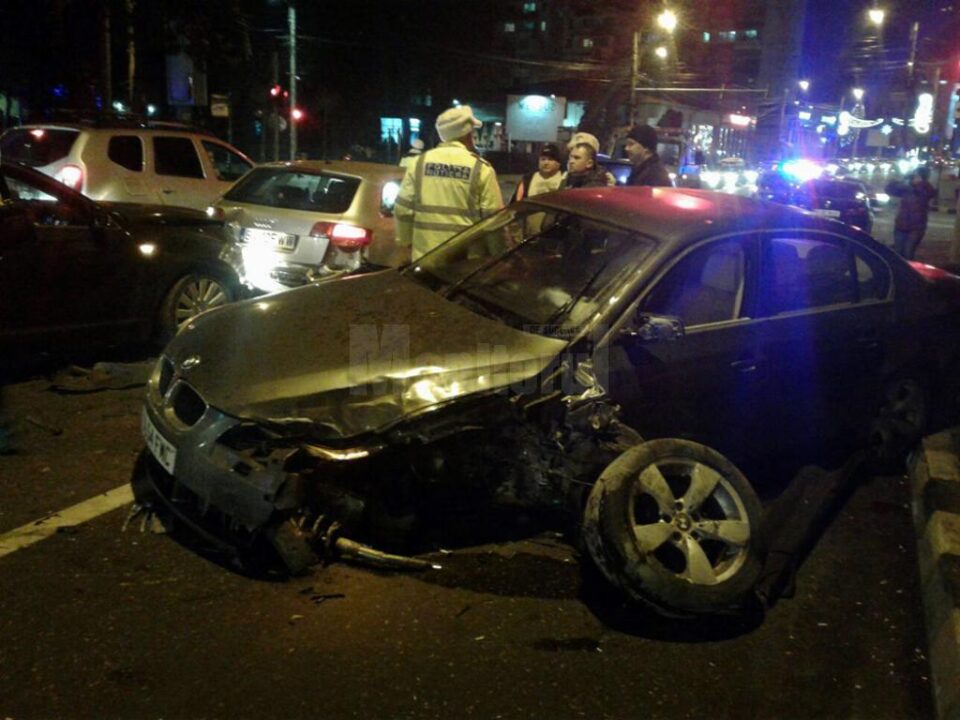 Din primele cercetări se pare că accidentul ar fi fost provocat de șoferul autoturismului BMW cu volanul pe dreapta, un bărbat de circa 30 de ani, care a ajuns la spital