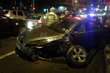Din primele cercetări se pare că accidentul ar fi fost provocat de șoferul autoturismului BMW cu volanul pe dreapta, un bărbat de circa 30 de ani, care a ajuns la spital