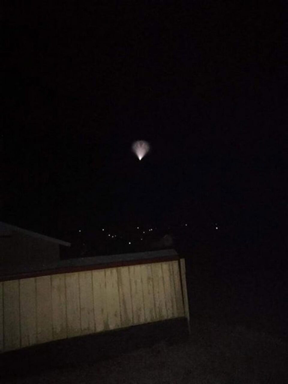 Misterioasa lumină văzută de mai mulți martori de Crăciun, pe cerul Bucovinei. Foto: Costel Rogna